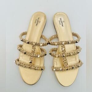 Valentino Garavani Gold Raffia Rockstud Caged Flat slide sandals EU 38